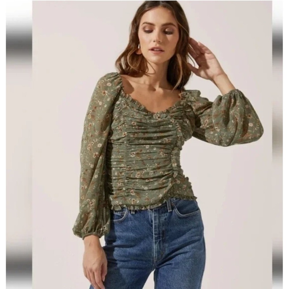 ASTR the Label Tonina Top Ruched Floral Long Sleeve Sweetheart Neck Green XS